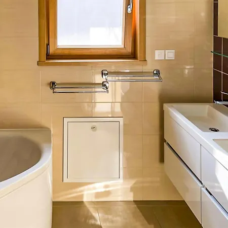 Dom wakacyjny 9 Bedroom Awesome In Starigrad *