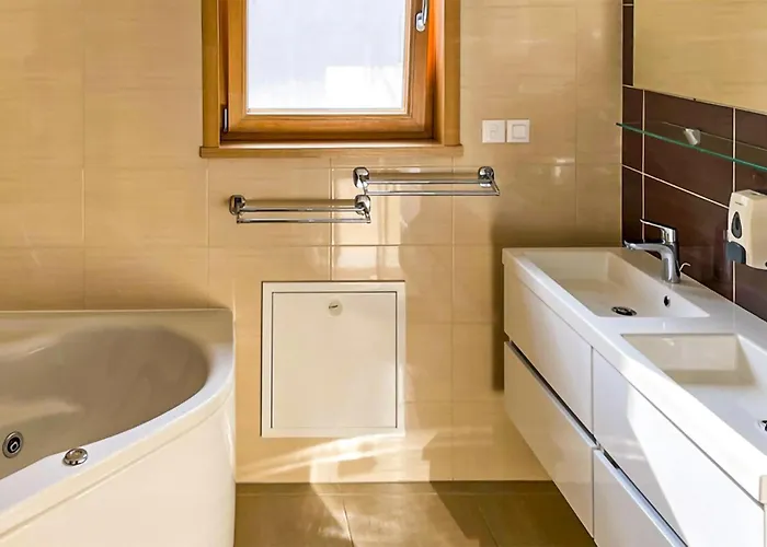 Дом отдыха 9 Bedroom Awesome In Starigrad *