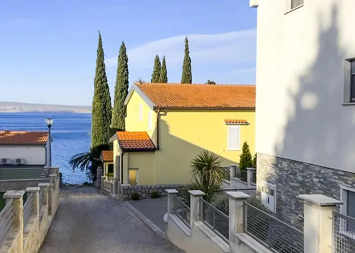 9 Bedroom Awesome In Starigrad Дом отдыха Стари Град