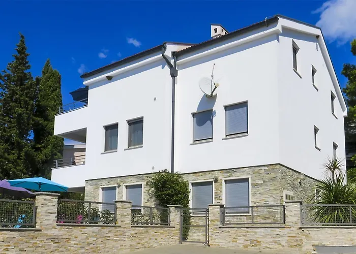 Дом отдыха 9 Bedroom Awesome In Starigrad